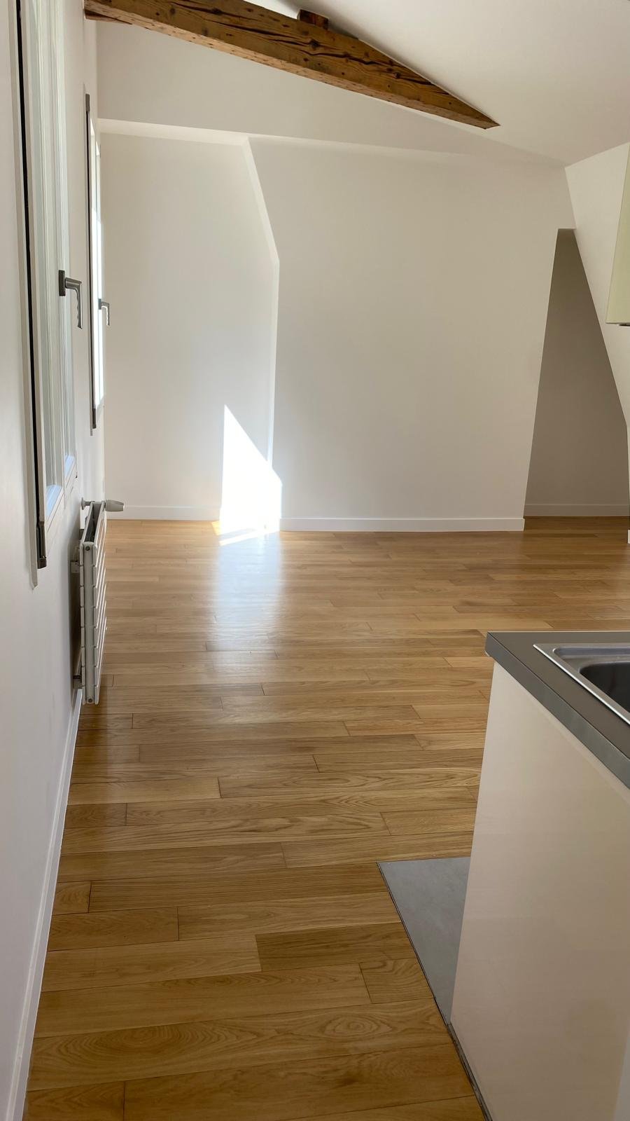Aménagement de combles, parquet et poutre apparente — Île-de-France
