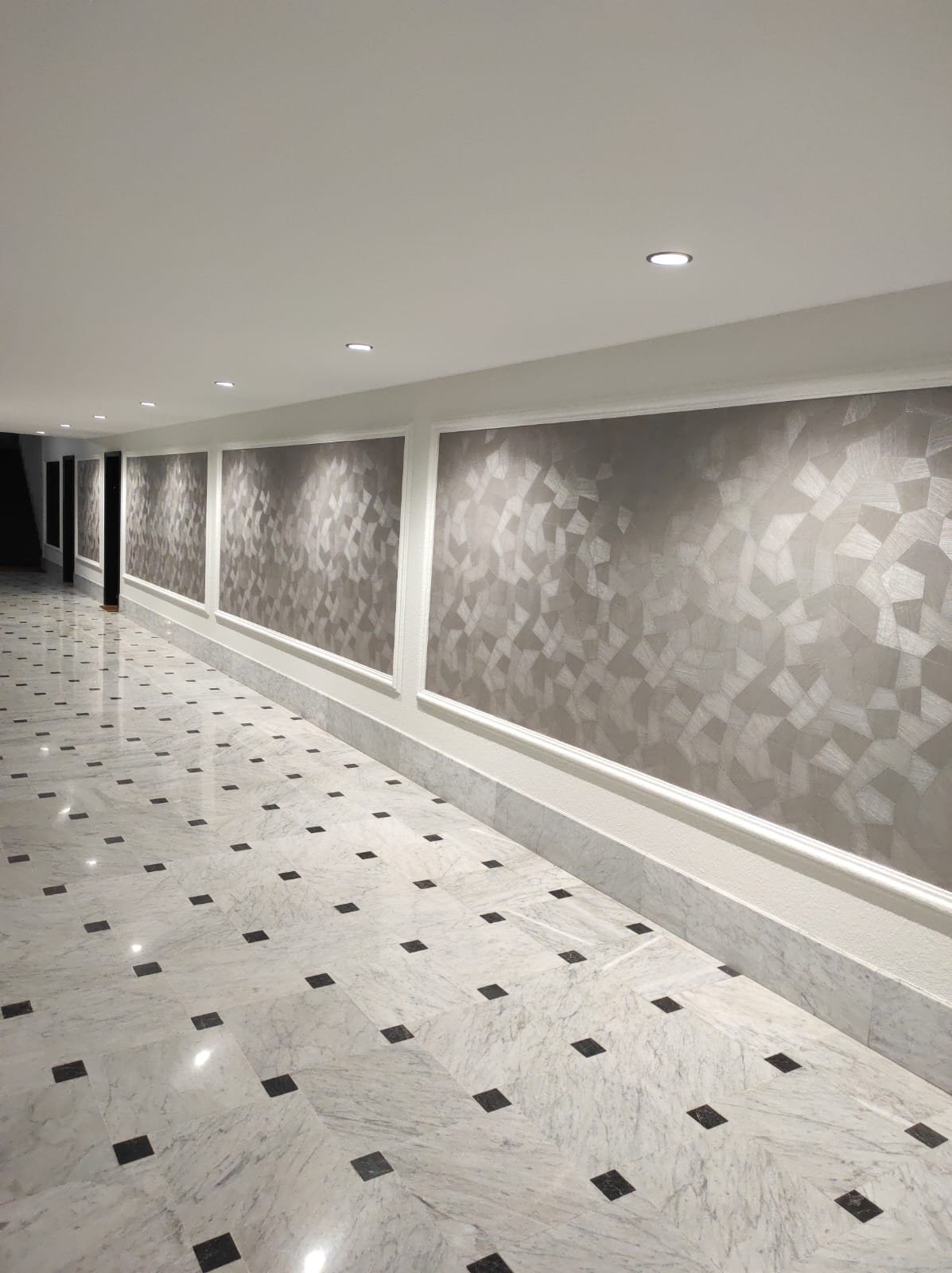 Finitions haut de gamme : couloir marbre et panneaux muraux décoratifs — SHANY Entreprises