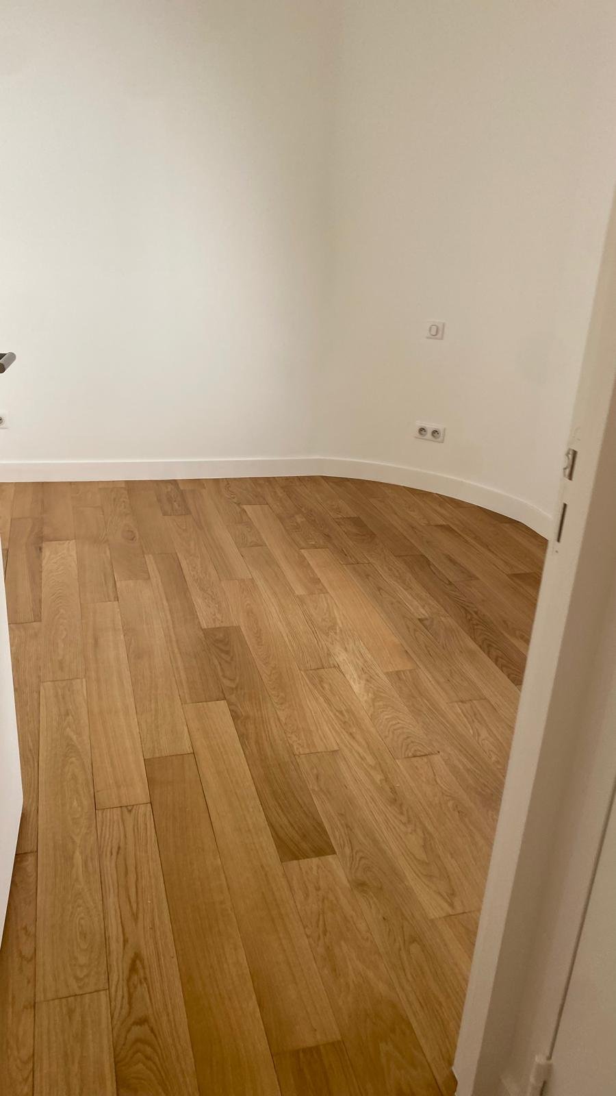 Pièce rénovée avec pose de parquet chêne — SHANY Entreprises