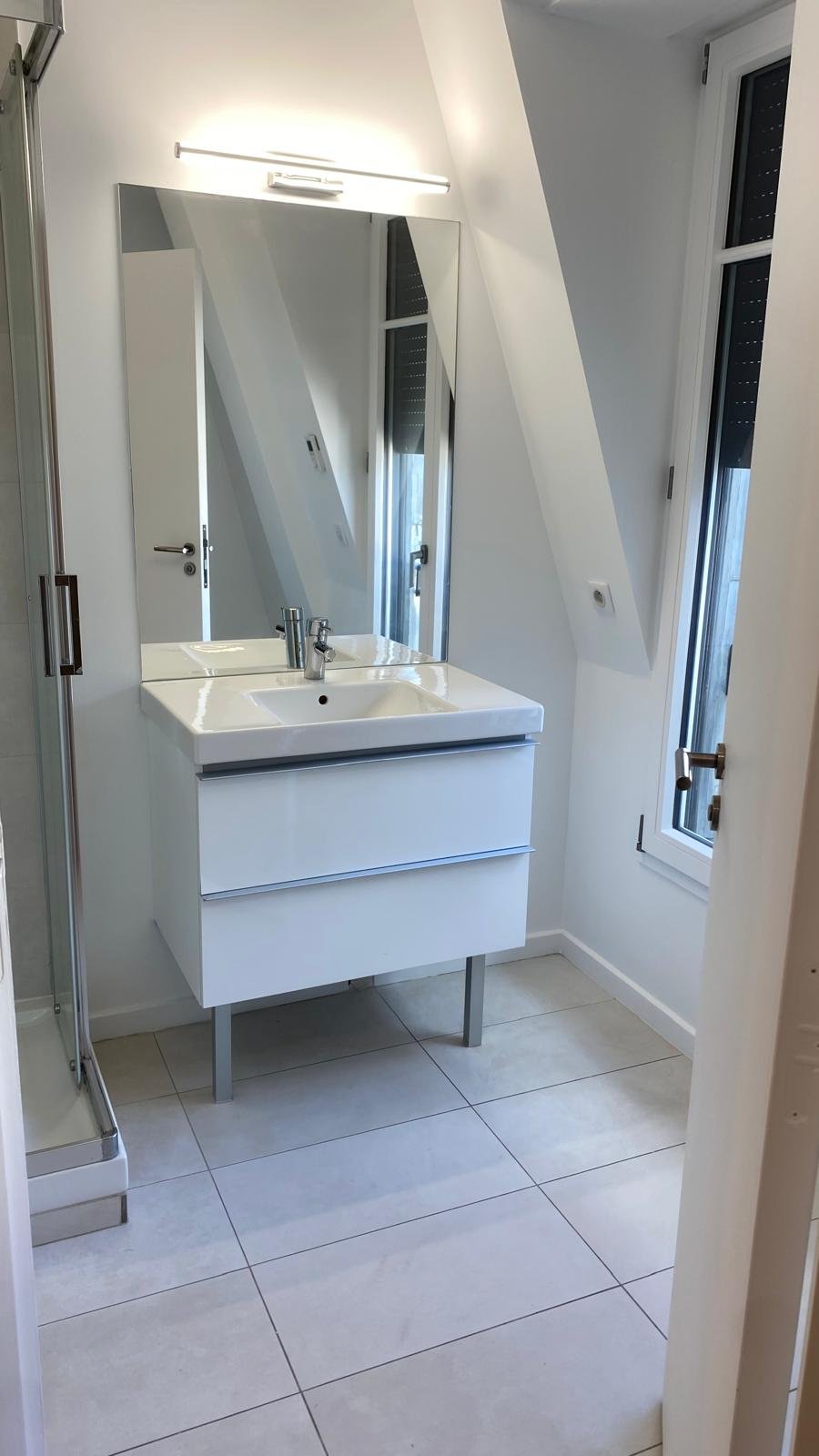 Salle d'eau mansardée rénovée, meuble vasque et douche